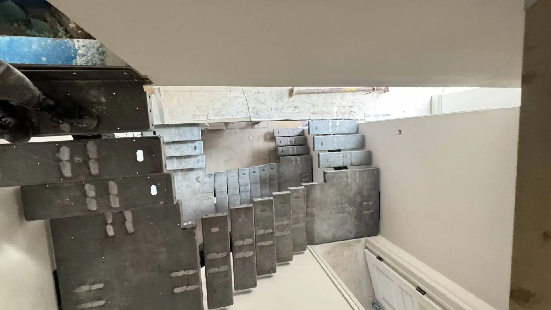 Mono stringer staircase turning 90 degrees with corner landing