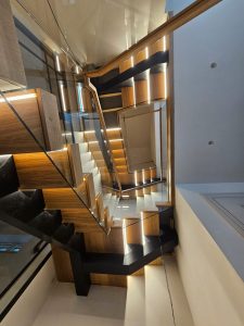 Powder-coated centre spine with slim glass balustrade fixings